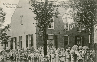 6869 Gezicht op de christelijke lagere school aan de Kerkdijk te Achttienhoven, met op de voorgrond een groep ...